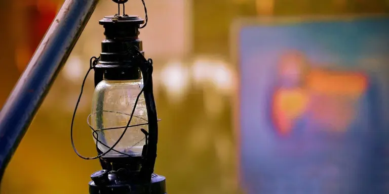 Close-up of a UVB lighting fixture hanging over a gecko enclosure with a blurred background